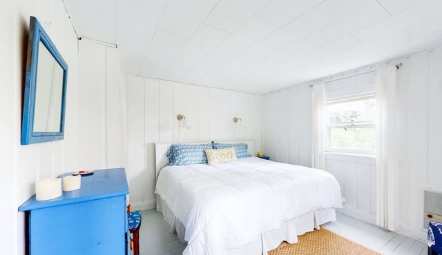 Across the road from Pemaquid Beach — wooded king-bed cabin for couples