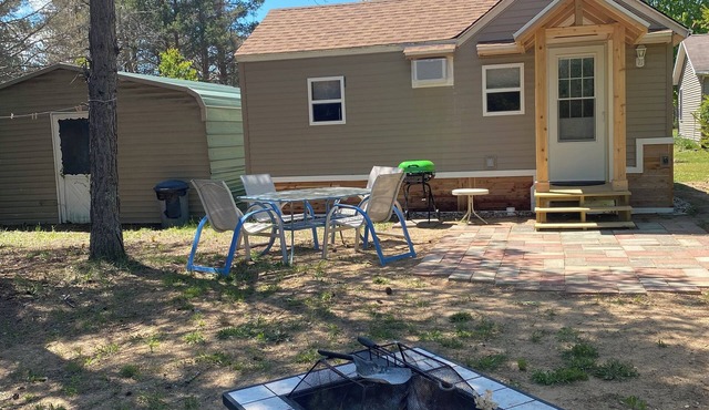 Adorable 2 bedroom cabin with AC and heat in beautiful mesick mi