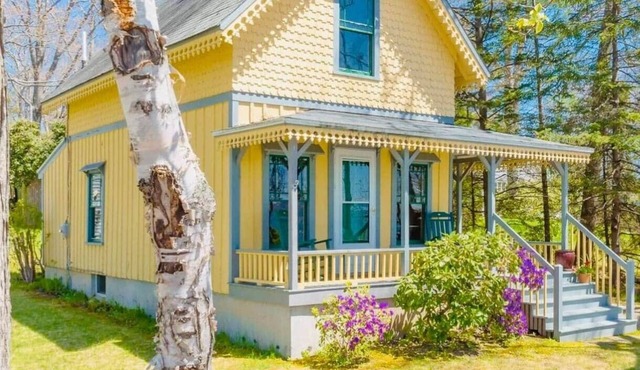 Adorable, 3 bedroom, 1 bath ocean side cottage!