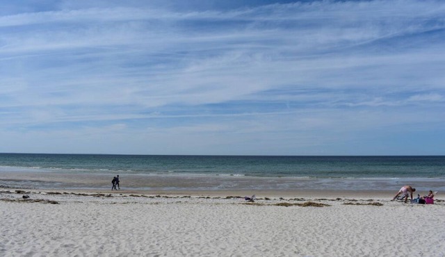 Adorable beach cottage, steps from Bayview Beach