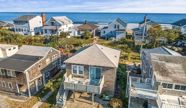 Adorable Beach house with lots of outdoor space and steps to Long Beach!