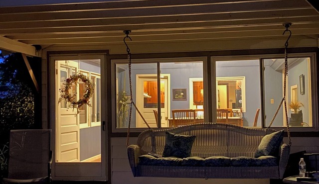 Adorable Chautauqua Lakefront cottage with private dock & kayaks.