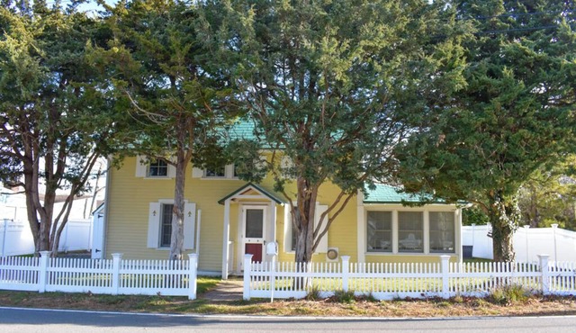 Adorable home, just .5 miles to Beach, sleeping 6
