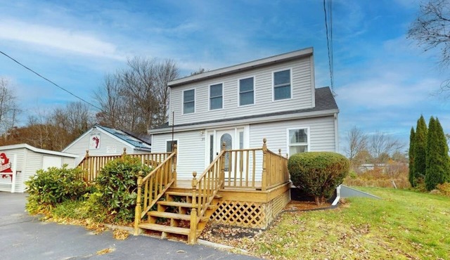 Adorable nautical home close to town, W/D, & streaming, dog friendly
