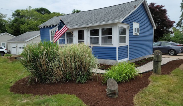 Adorable Snug Harbor Cozy Cottage,Minutes to the beach(pet friendly)