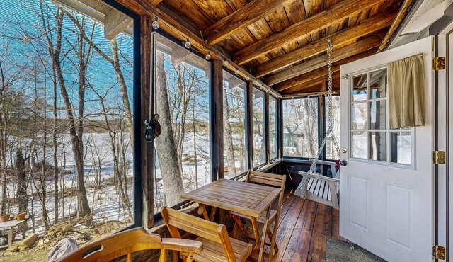 Adorable waterfront gem with 2 kayaks, high-speed WiFi, full kitchen & dock