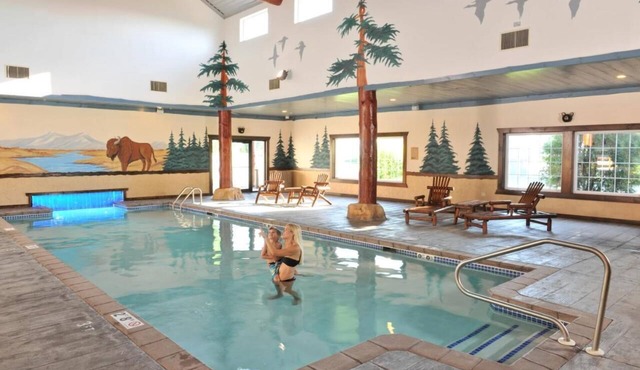 Adventurous Suites, Bar & Shuttle to Rocrans Airport Nearby | 2 Units