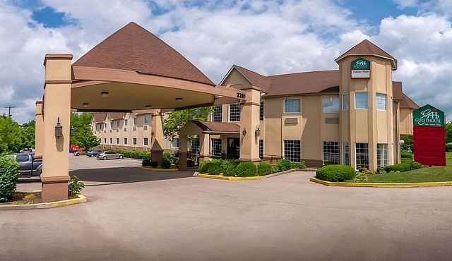 Affordable Getaway! Free Parking, Free Breakfast, Near Castlewood Park