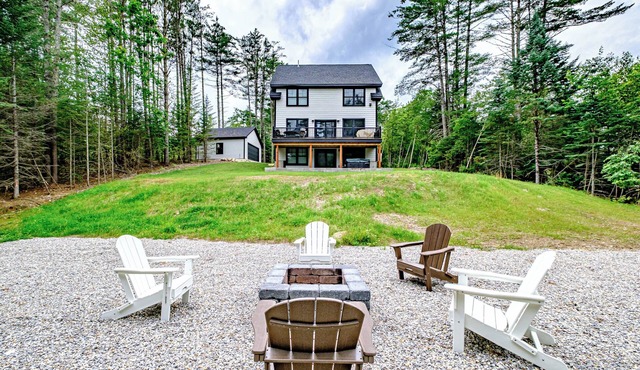 Air conditioning, hot tub, fire pit. Stylish comfort in the Maine Mountains