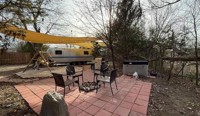 Airstream w flush toilet city water hot tub