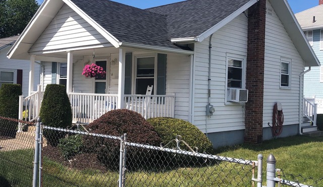 All Season Charming Hull Beach House. ONLY 3 minute walk to Beach!