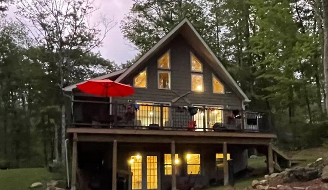 All season cozy waterfront cabin. Ideal get away.