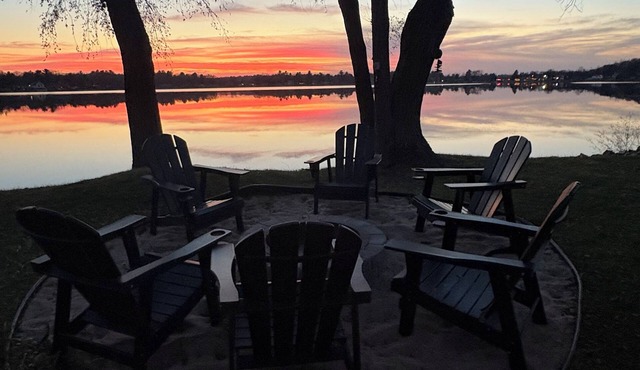 All-seasons lakefront getaway 3-bedroom cottage in Wautoma - small dog friendly
