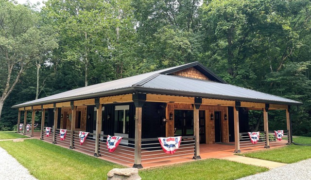 All Seasons Lodge! Nestled on 12 acres, 1500 ft from Brookville Lake + hot tub,
