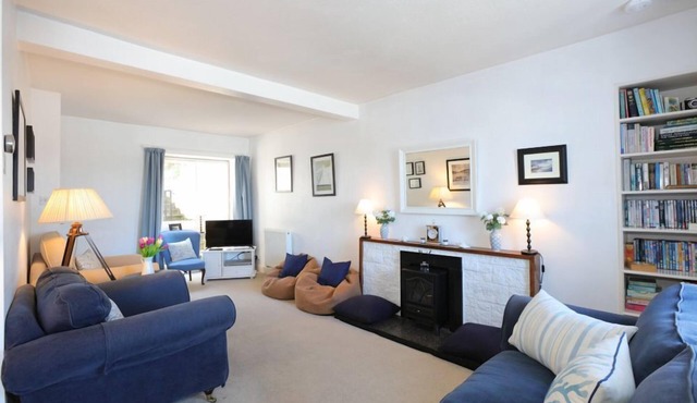 Allonby Cottage - a cottage that sleeps 7 guests in 4 bedrooms