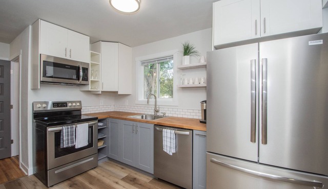 Amazing 2 Bedroom 1 Bathroom Upper Level Home