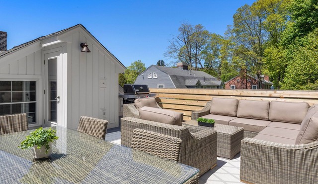 Amazing 3 Bedroom Fully Renovated, Private Roof Deck, Andovers Shawsheen Village