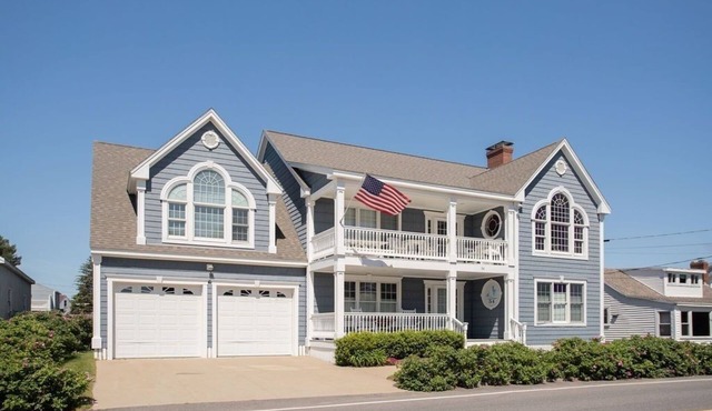Amazing Beach House! 5 Bedroom across the Ocean!