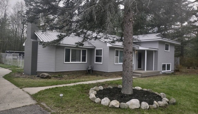 Amazing house within walking distance to the sand bar at Torch Lake, sleeps 8