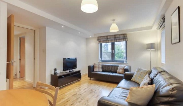 ⭐️Amazing Location!⭐️In heart of the City. 2BR & Cot. Great Airport & Rail links