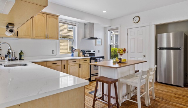 Amazing remodeled house that sleeps 11! Walk to downtown Portsmouth and park 8+