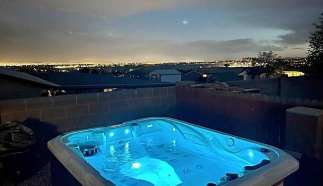 AMAZING VIEW! Beautiful Luxury Home+Hot-Tub Patio