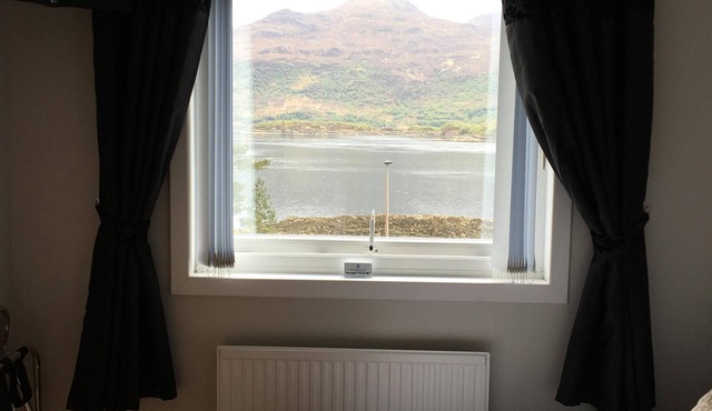 AMAZING VIEWS! Kyle.1 mile to Isle of Skye! En-suite, , quiet area .Sat tv.