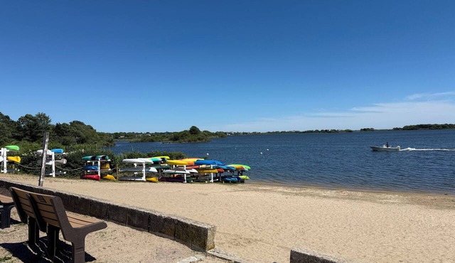 An adorable 2 bedroom, one bathroom house steps from Salt Pond/Minutes to Beach