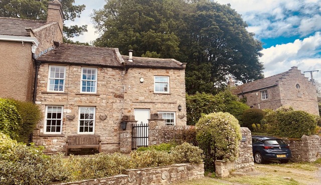 An exceptional holiday home for 6 people & 2 dogs with multi-fuel stove, WiFi.