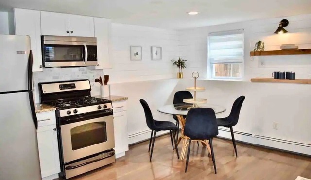 Anchors Away Inn 2 Br Apt 1 min walk to the Beach King & Queen