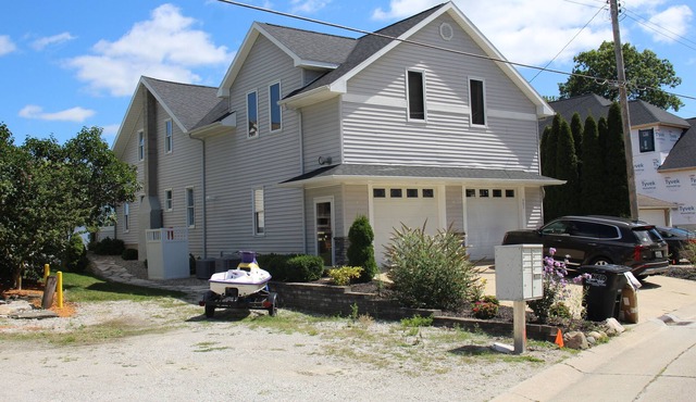 Angler's Paradise: Sylvan Lakehouse-Fishing & Tranquility near Goshen & Ft Wayne