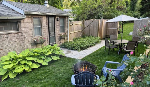 Antique Cottage with King Bed, Kitchen, Bath, Private Yard & Path to Arey's Pond