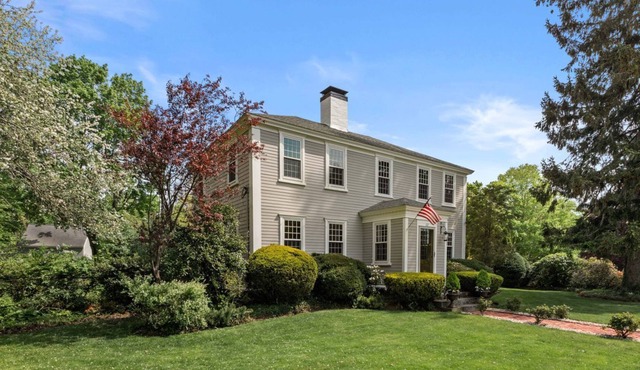 Antique In Historic Shipbuilder District, 1 Acre, Gardens, Just Steps From Bay