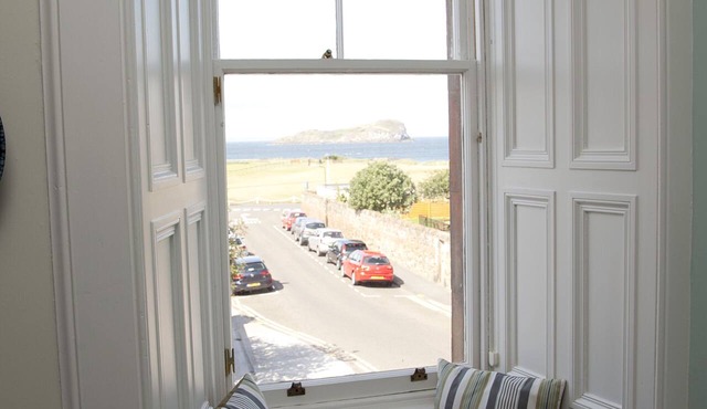 Apartment with sea views, close to beach and golf course