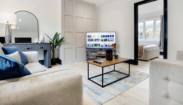 Appealing 4-Bedroom Haven in Durham, Sleeps 7