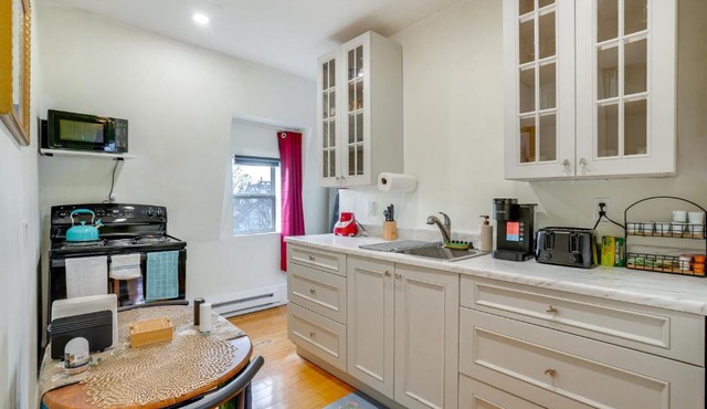 Apt in Historic Lynn Neighborhood: 2 Mi to Beach!