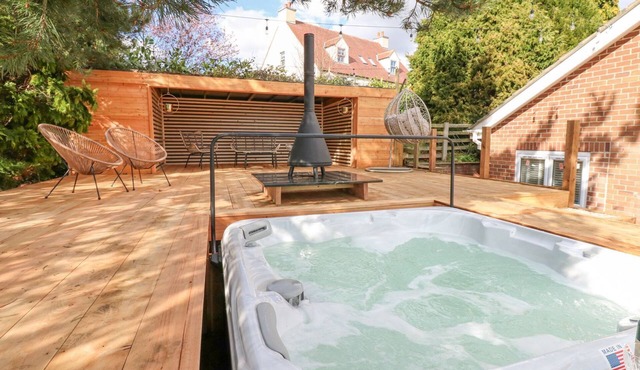 ARBOUR HOUSE FARM BUNGALOW, pet friendly, with hot tub in Durham
