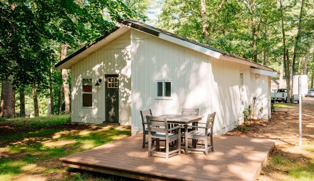 Arbutus| King Suite| Hot Tub+Sauna| Rent Pontoons!