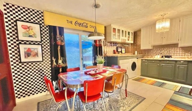 Arcade House with cozy patio, grill, games, & FUN!