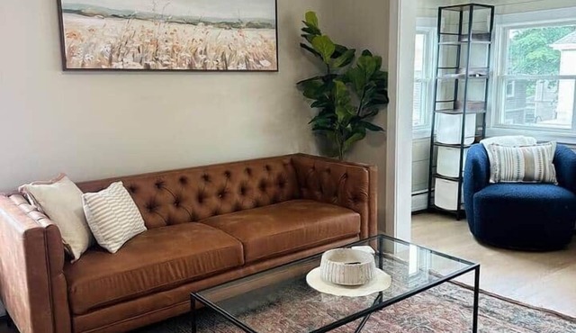 Arnold's: Renovated 2 Bedroom in New Bedford West End, walk to Buttonwood Park