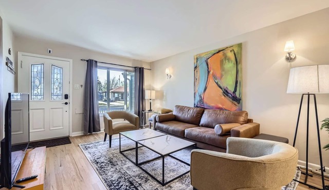 Artsy 2BD/2BA House Near DU