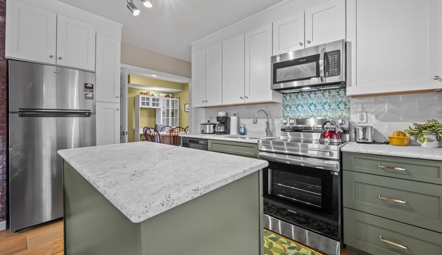 Artsy Downtown Duplex - 5 minutes from Attitash