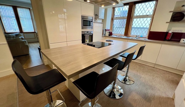 Ashley House - Contemporary 4-Bedroom stay for 13
