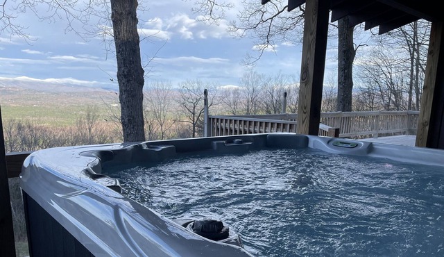 Astounding! NEW HOT TUB & SAUNA Luxury Cabin Home w/ Distinctive Views! Unwind~
