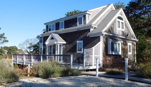 Attractive 3BR Cape Home Close to Indian Neck Beach (1430)