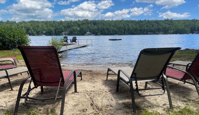 Authentic ME 4 BR log cabin on flat land, sandy beach, Little Sebago waterfront