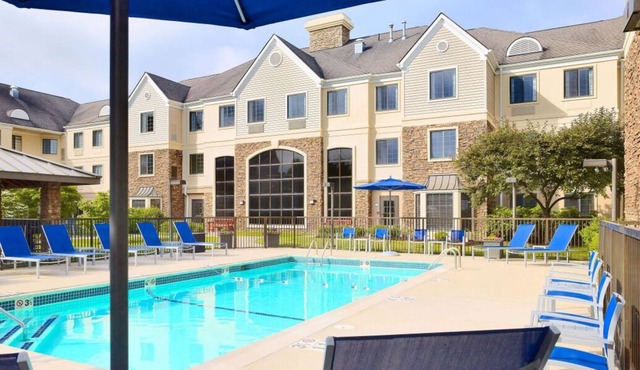 Awesome Find! Kitchen, Pool, FREE Parking & Bfast, Close to Willard Woods!