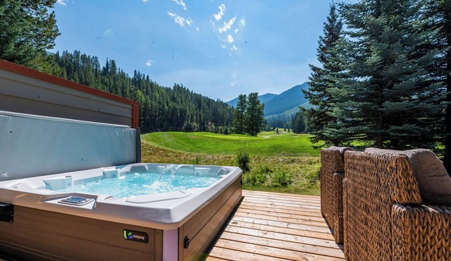 Backs onto Greywolf 9-Private Hot Tub-Amazing Views-Deck-BBQ- Ski-in/Out Sunbird