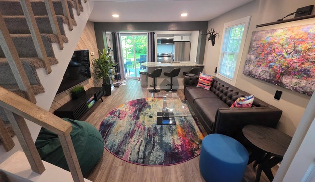 Backwoods 4-bedroom House 1/4mi deep in Forest