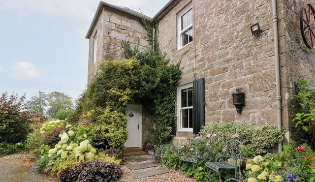 BALSAGGART FARM, family friendly, with open fire in Kirkmichael